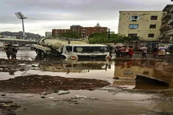 عدن .. مصدر محلي يوضح بشأن سقوط مركبة شفط المياه في احد الحفر