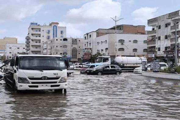 فرق الصرف الصحي بعدن تواصل شفط مياه الامطار في مديريات المنصورة والشيخ ودار سعد