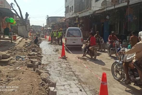 تواصل اعمال الرصف لاعادة الاحجار بمشروع المياة بالشارع الرئيسي بالحوطة