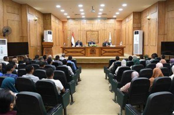 محافظ قنا يلتقي بالمهندسين الجدد ويوجههم للعمل بروح الفريق وخدمة المواطن - الخليج الان